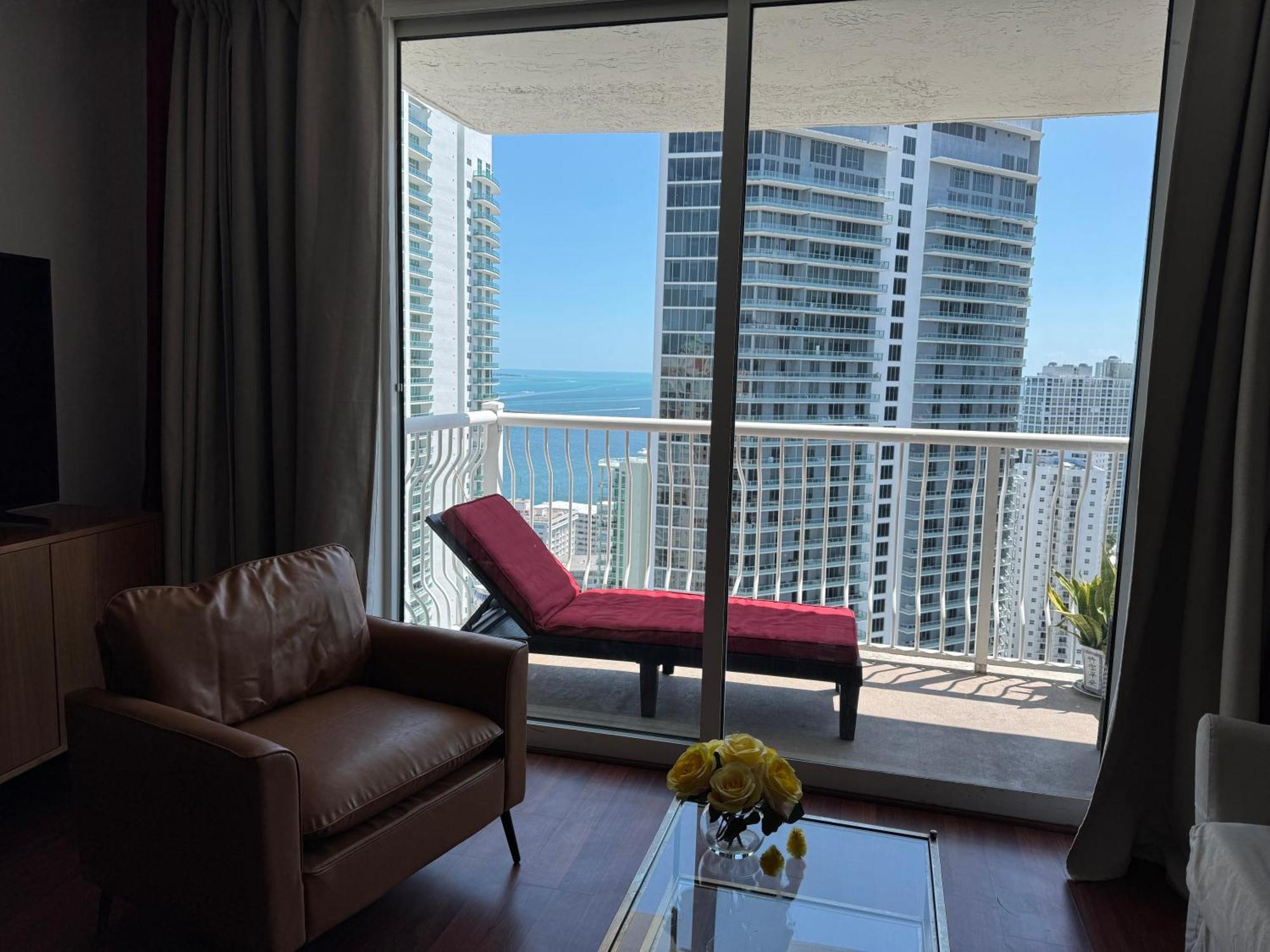 Brickell Unit, Amazing View, Balcony, Pool, 1 Free Parking Apartment Miami